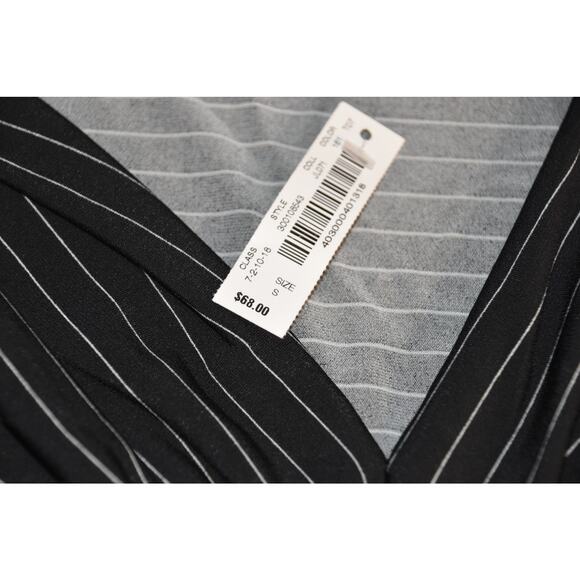 White House Black Market, Small, NWT, V-Neck, Black, Cap Sleeve - Picture 4 of 6